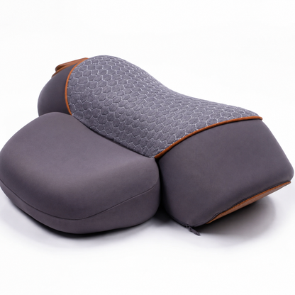 Almohada térmica de masaje cervical con tracción Thera Pillow™ de CARAMELA BEAUTY USA, diseñada para aliviar tensión en el cuello.